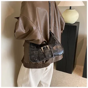 Détail du sac sous le bras demi-lune gris foncé rétro avec cuir vintage et boucles métal