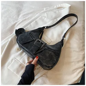 Détail de sac porté épaule rétro noir avec boucle et double fermeture éclair