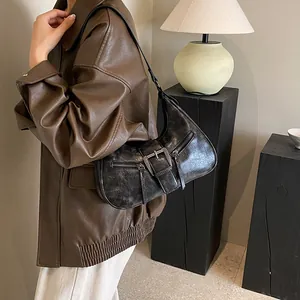 Sac hobo rétro noir avec boucle métallique argentée et fermetures éclair décoratives