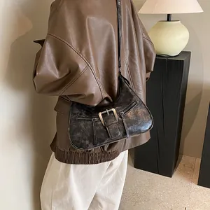 Sac hobo vintage en similicuir noir avec boucles métalliques et fermetures éclair