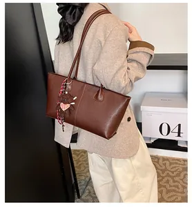 Bruine shopper met pluchen beer en lint gedragen op een beige blazer voor dames