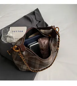Intérieur spacieux du sac seau rétro en tweed à carreaux pour les objets du quotidien