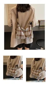 Détails d'un sac à bandoulière vintage à carreaux avec chaîne dorée et tweed