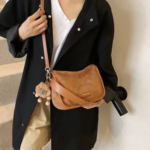 Sac bandoulière rétro en daim marron pour femme avec pendentif lion en peluche