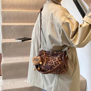 Sac bandoulière rétro léopard en suédine pour femme avec porte-clés lion peluche