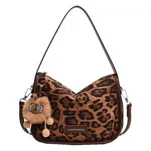 Sac à bandoulière vintage léopard en fausse fourrure avec finitions en cuir brun