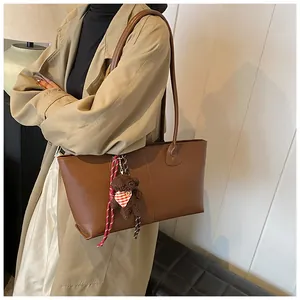 Bruine leren shopper met verticale naad en een schattige pluchen beer hanger