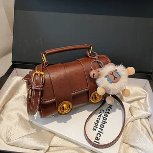 Sac Oreiller pour Femmes en Cuir PU Vintage Fermoir en Métal Pendentif Agneau en Peluche Sac à Bandoulière Mode pour Quotidien