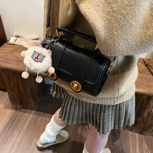 Sac polochon noir vintage avec fermoirs dorés et pendentif mouton en peluche pour femme