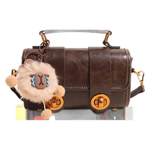 Sac polochon rétro marron avec boucles dorées et porte-clés ours rose mignon