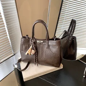 Vintage PU Leather Tote Bag For Women Retro Maillard Brown Crossbody Handbag With Baseball Charms Large Capacity Shoulder Bag