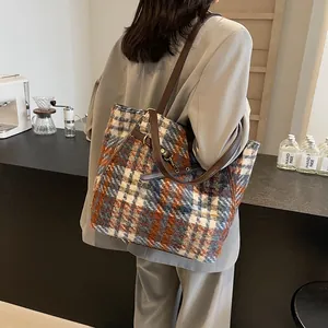 Große Karo-Tweed-Einkaufstasche mit Lederriemen für die Herbst-Winter-Mode