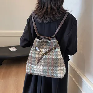 Retro-Karo-Rucksack aus Wolle mit Lederriemen und Messingbeschlägen für Herbst und Winter