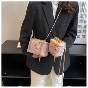 Dettagli delle borse vanity in tweed rosa, grande e piccola, con tracolla a catena
