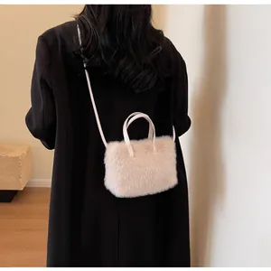 Vue arrière d'un mannequin portant un mini sac bandoulière en fausse fourrure crème