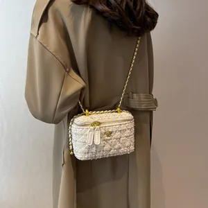 Mini borsa a secchiello in tweed lavorato crema con dettagli dorati e catenella