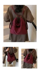 Dettaglio della borsa hobo in pelle scamosciata bordeaux con spallacci versatili a zaino