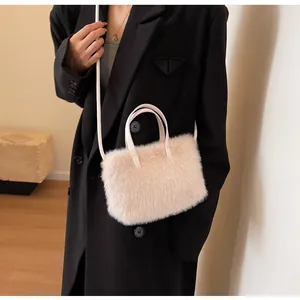 Détail du sac à main en peluche crème avec poignées et bandoulière amovible