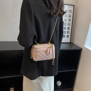 Mini borsa a secchiello in tweed rosa con catena dorata ed emblema floreale da donna