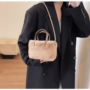 Détail du sac à main beige en fausse fourrure montrant la texture douce et la bandoulière