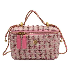 Borsa a secchiello in tweed rosa con tracolla a catena e dettaglio camelia dorata