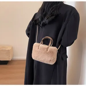 Détail du sac bandoulière en peluche beige avec texture en fausse fourrure et anse en cuir
