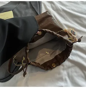 Vue détaillée de l'intérieur du grand sac avec doublure chevronnée et poche zippée