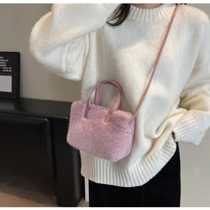 Mannequin portant un sac à main en peluche rose avec fausse fourrure et bandoulière