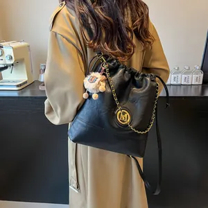Sac seau noir élégant avec logo M doré et chaîne pour les trajets quotidiens