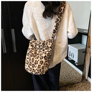 Dettaglio della morbida pelliccia sintetica di questa borsa a secchiello leopardata vintage