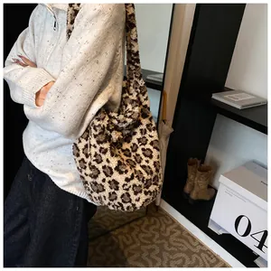 Dettaglio della borsa a secchiello in peluche leopardata con tracolla larga