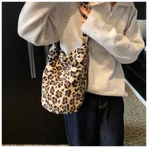 Dettaglio della borsa tote in peluche leopardata con trama in morbida ecopelliccia