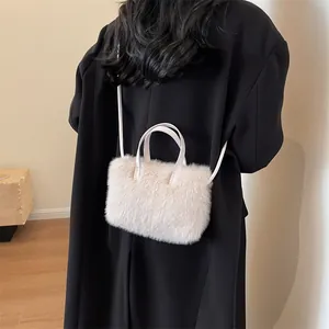Sac à main élégant en fausse fourrure blanc cassé avec poignée et bandoulière d'hiver