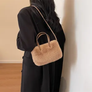 Sac à main en fausse fourrure marron clair avec poignées en cuir et bandoulière