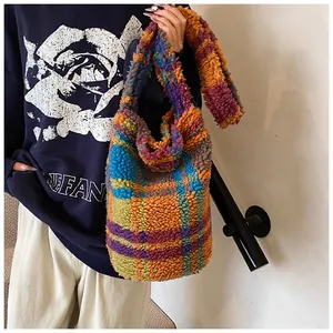 Dettaglio della borsa tote in peluche a quadri colorati con texture morbida e colori vivaci