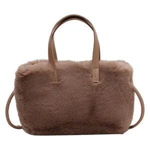 Sac à main en peluche rose poudré avec fausse fourrure douce et poignées en cuir