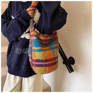 Dettaglio della borsa tote in pile a quadri con colori vivaci e consistenza morbida
