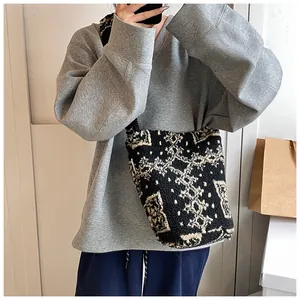 Borsa a secchiello a tracolla in peluche con motivo paisley vintage e morbida pelliccia