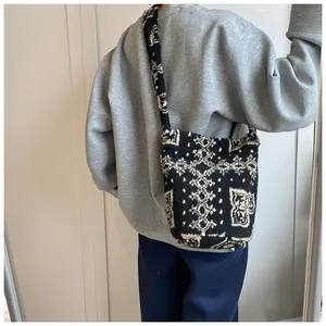 Scatto street style della borsa a tracolla in peluche con motivi geometrici neri e bianchi