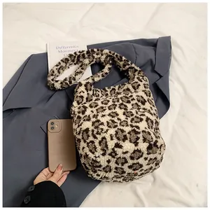 Dettaglio della borsa a secchiello in peluche con stampa leopardata e tracolla larga
