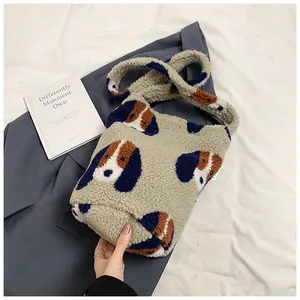 Dettaglio della borsa a secchiello in peluche con motivi beagle su tessuto in pile orsetto