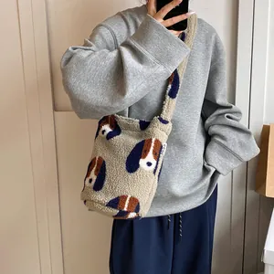 Borsa a secchiello in lana di agnello peluche con stampa leopardata e motivo a cartoni