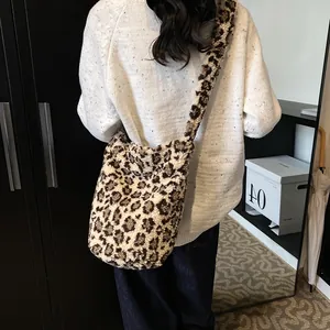 Borsa a secchiello a tracolla in peluche leopardata in finta lana per un look autunno-inverno