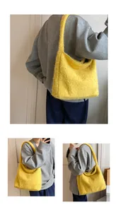 Dettaglio borsa shopper gialla in pelliccia sintetica con morbida trama mohair