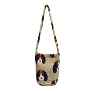 Borsa a secchiello in pile beige con motivi ripetuti di cuccioli di beagle a cartone
