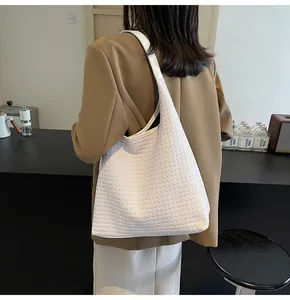 Détail de la texture tissée blanche et de la bandoulière de ce grand sac fourre-tout