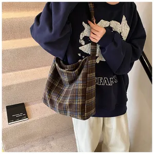 Detail van de vintage tartan tote bag met klassiek ruitpatroon van zachte geweven stof