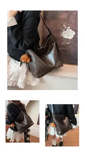 Trois vues lifestyle d'un grand sac cabas marron foncé avec un pendentif chien