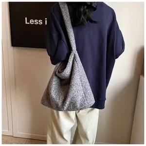 Achteraanzicht van een model met een grote grijze fleece shopper voor de herfst