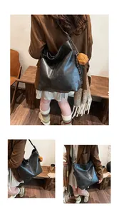 Détail du grand sac cabas en cuir noir avec un joli pendentif ours en peluche marron
